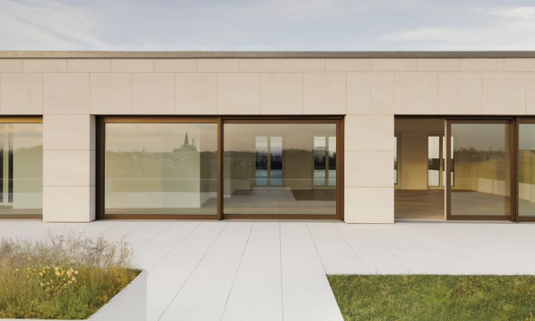 Die Terrasse erweitert den Wohnraum nahtlos.