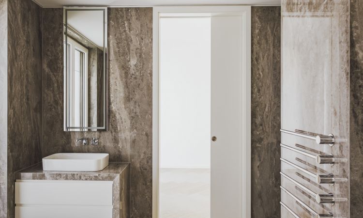 Zeitlos gestaltetes Bad mit klarer Linienf&uuml;hrung und ruhiger &Auml;sthetik.