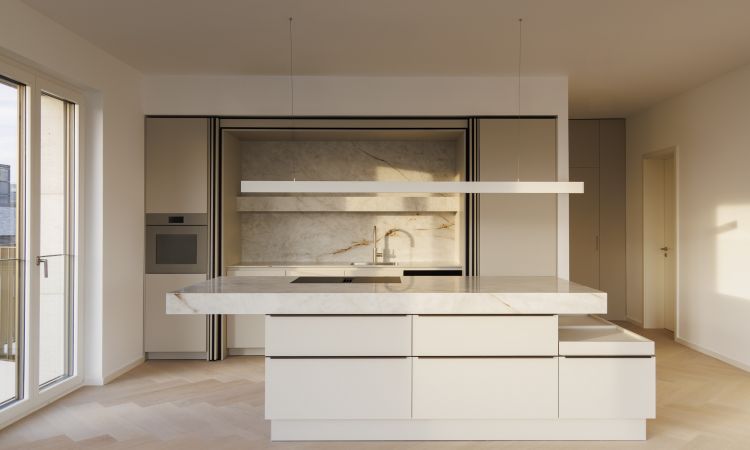 Die Poggenpohl K&uuml;che mit Insel steht f&uuml;r klare Eleganz.