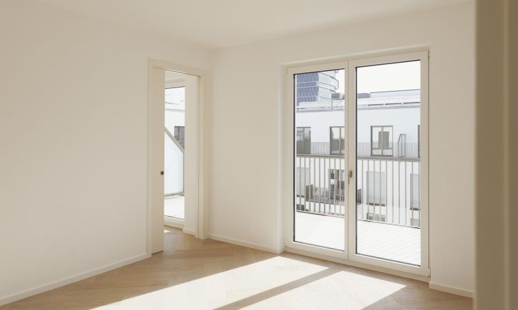 Gro&szlig;z&uuml;gige Master-Suite mit Bad en Suite und separater Ankleide.