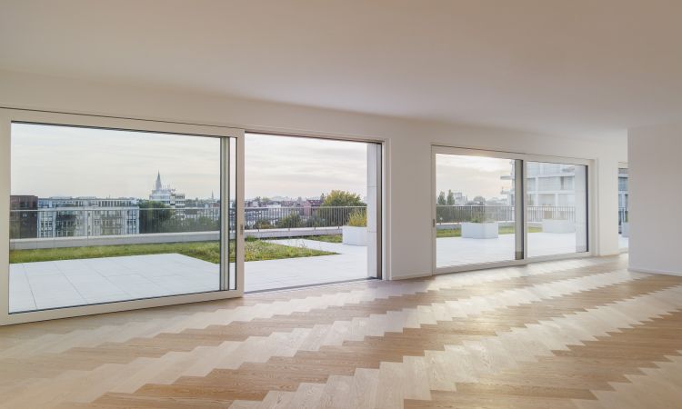 Ca. 100 m&sup2; gro&szlig;es Wohnzimmer.